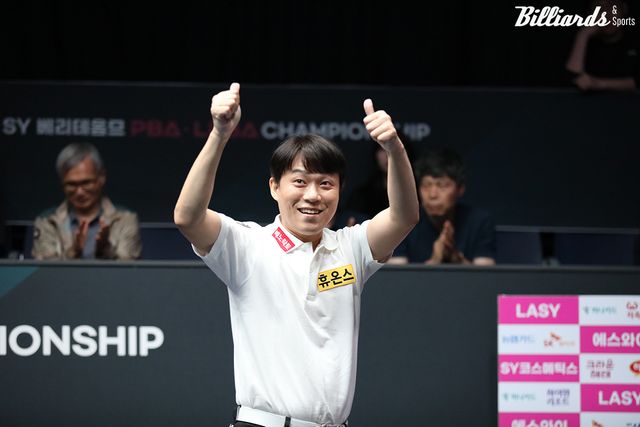 준결승전에서 애버리지 2.139로 승리를 거둔 후 경기장을 찾은 팬들에게 인사하는 최성원.