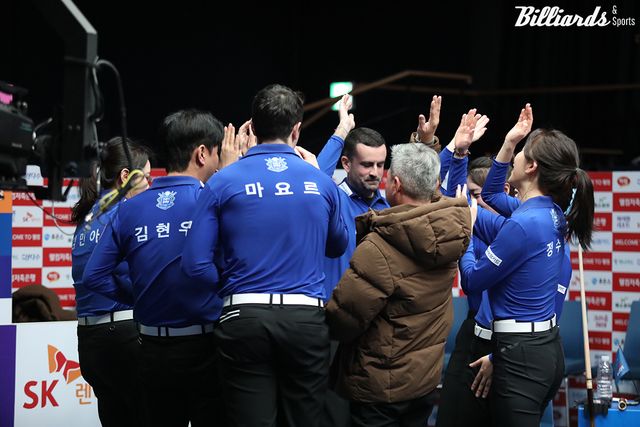 화이팅 외치는 NH농협카드.