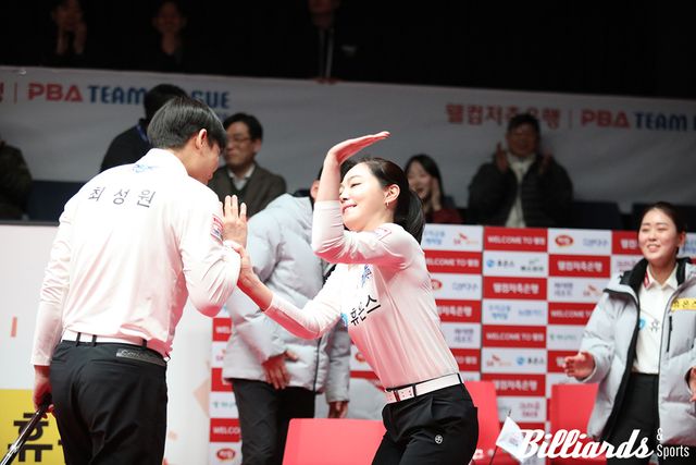 7세트 10:10으로 막판까지 가슴 졸이는 경쟁을 펼친 최성원이 마지막 1점을 성공시키고 승리하자 격하게 환영하는 차유람.