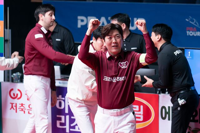 크라운해태가 PBA 팀리그 PS 와일드카드 1차전에서 우리금융캐피탈을 꺾고 1-1로 무승부를 만들었다. 경기 후 기뻐하는 크라운해태의 주장 김재근. PBA 제공