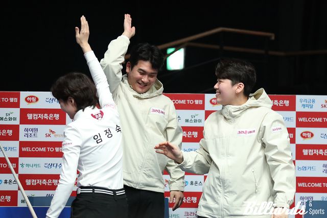 크라운해태는 6세트 임정숙의 대역전극과 오태준의 7세트 하이런 10점 활약으로 우리금융캐피탈을 꺾고 준플레이오프에 진출했다. 이용휘 기자.