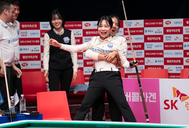 2세트 승리 후 기뻐하는 김민영과 스롱 피아비.