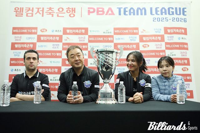 5라운드 시상식 후 기자회견에 참석한 우리금융캐피탈의 다비드 사파타, 주장 엄상필, 스롱 피아비, 김민영.