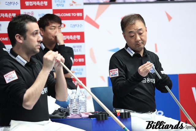 1세트에 호흡을 맞춘 우리금융캐피탈의 엄상필과 다비드 사파타.