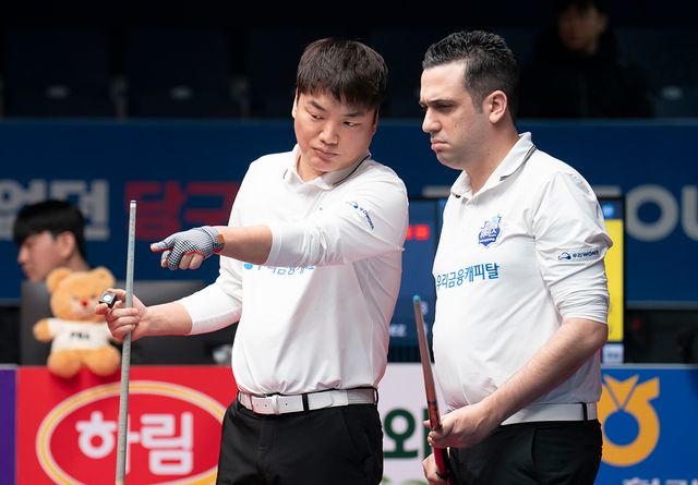 1세트 호흡을 맞춘 우리금융캐피탈의 강민구와 사파타. 강민구는 5세트에서 김재근을 꺾고 세트스코어 3-2의 추격전을 펼쳤다.