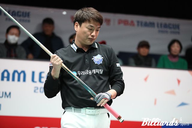 우리금융캐피탈의 강민구는 4세트에 이어 5세트까지 연달아 승리하며 세트스코어 2-3으로 역전에 성공했다.