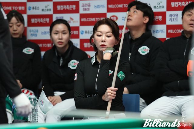 6세트 임정숙에게 2연속 역전패 위기에 놓인 김가영이 심각한 표정으로 기회를 기다리고 있다.