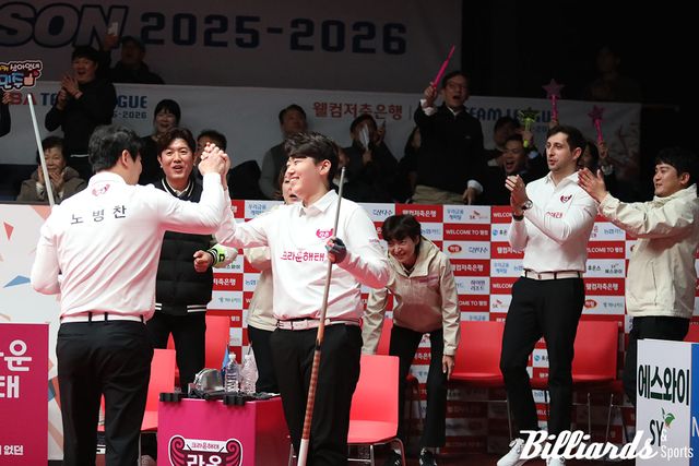 4세트에서 승리를 합작한 크라운해태의 노병찬과 백민주