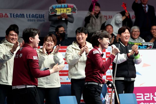 임정숙과 백민주가 각각 2세트와 4세트, 또 6세트 승리를 올리고 팀에 3승을 보탰다. 사진은 2세트 여자복식에서 승리한 백민주와 임정숙. PBA 제공