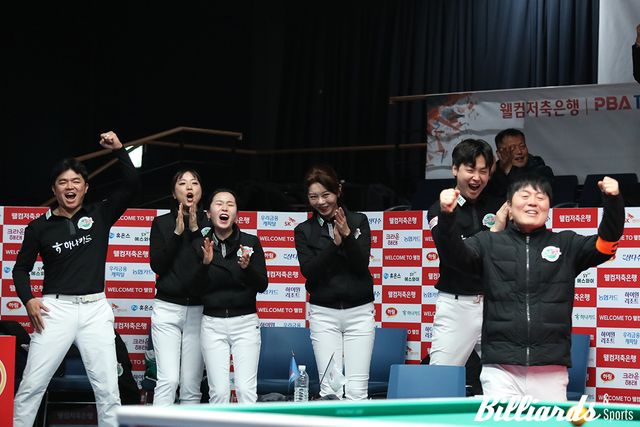 하나카드가 준플레이오프 2차전에 이어 3차전에서도 승리하며 플레이오프 진출을 확정했다. 승리 후 환호하는 하나카드.