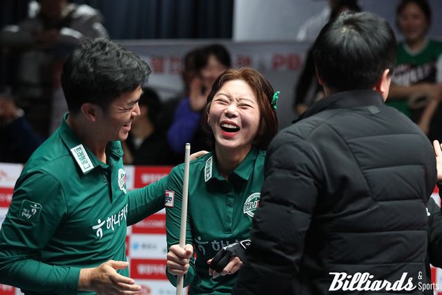 6세트 승리 후 기뻐하는 김가영과 축하하는 하나카드 동료들. 사진=고양/이용휘 기자