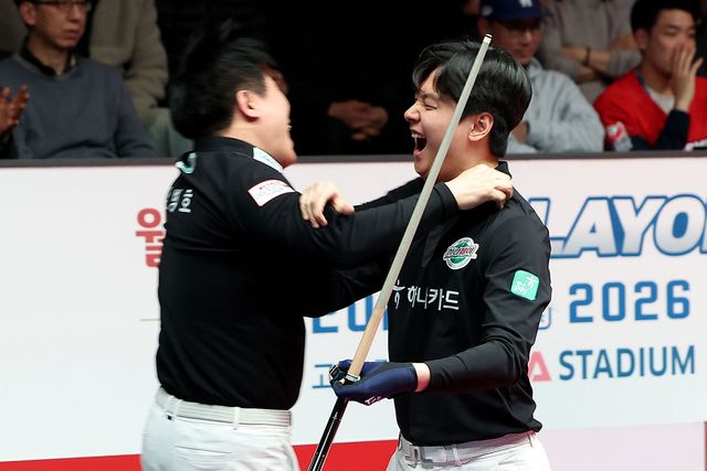 5세트 승리를 거두고 세트스코어 4-1로 승부를 마무리 지은 신정주와 함께 기쁨을 나누는 주장 김병호.