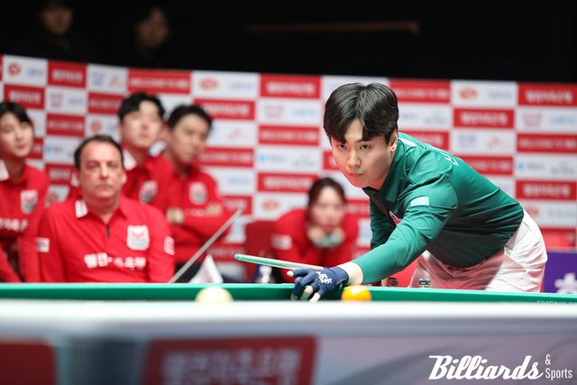 5세트 무패의 신정주가 2-2의 팽팽한 균형을 깨고 3-2로 하나카드를 유리한 고지에 올려 놨다.