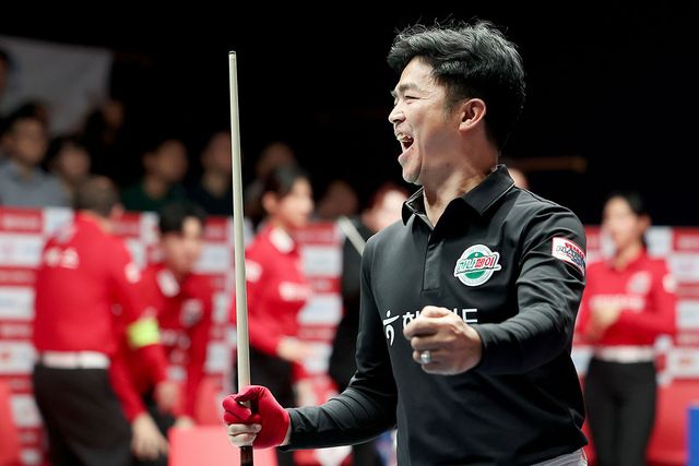 1, 3세트에서 승리를 거둔 응우옌꾸옥응우옌이 환호하고 있다.