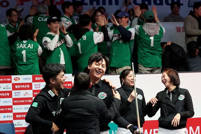 하나카드가 플레이오프 3차전에서 승리를 거두고 2승1패로 앞섰다. 5세트 승리로 세트스코어 4-1 승부를 완성한 신정주와 기뻐하는 하나카드. PBA 제공