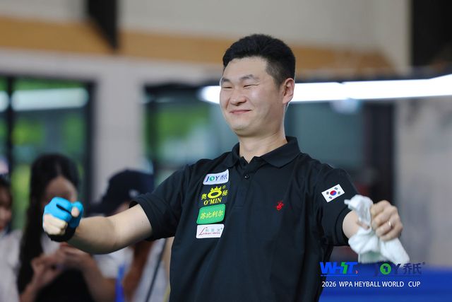 승리 후 기뻐하고 있는 박용준