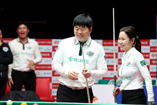 4세트 승리를 합작한 하나카드의 김병호와 김진아