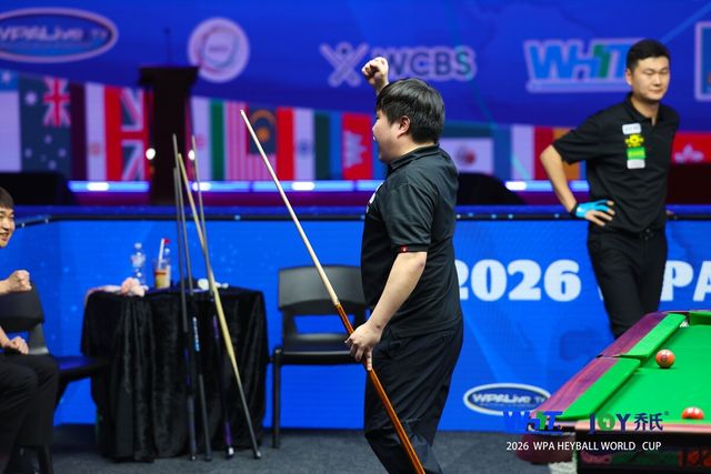 3세트 복식에서 승리한 이대규가 환호하고 있다.