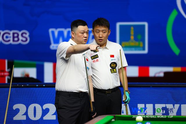 신중하게 경기에 임하고 있는 중국팀