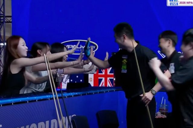 한국 남자 대표팀이 승리하자 축하하는 여자 대표팀 선수들. 왼쪽부터 김혜림, 이하린, 한소예.