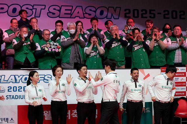 인사하는 하나카드 선수단과 응원하는 하나카드 서포터즈.&nbsp;