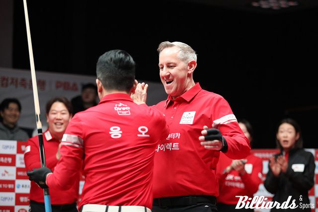 준플레이오프와 플레이오프에서 1세트 무패를 기록한 하나카드를 꺾은 에디 레펀스와 응오딘나이.