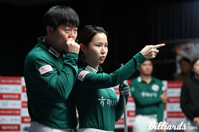 4세트에서 승리한 하나카드의 김병호-김진아