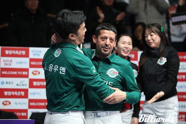 파이널 1세트에서 첫 승리를 거둔 하나카드의 무라트 나지 초클루와 응우옌꾸옥응우옌