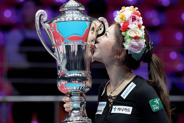 한국 최초로 포켓볼 세계 챔피언에 오른 김가영은 3쿠션으로 전향 후에도 8개 대회 연속 우승이라는 대기록을 작성했다.