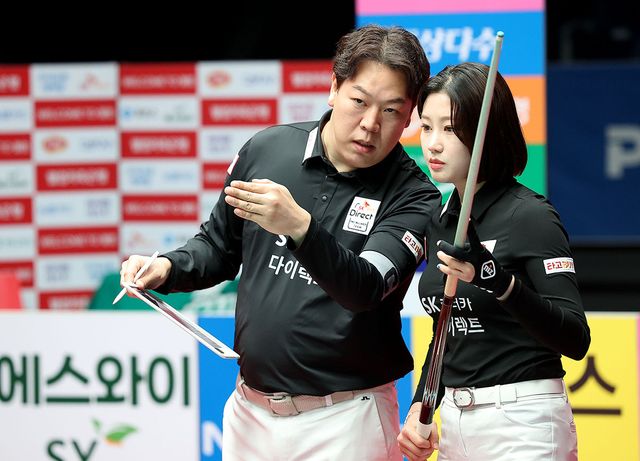 조예은과 작전을 짜고 있는 주장 강동궁.