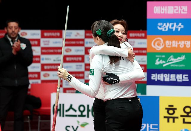 2세트 승리 후 포옹을 하고 있는 김가영과 사카이 아야코.