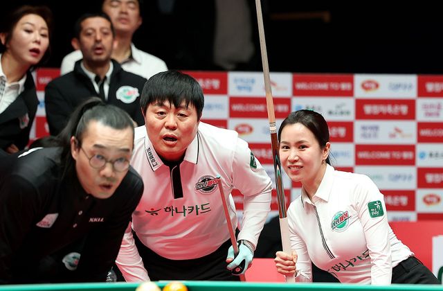 하나카드가 4차전 승리로 3승을 먼저 차지하며 파이널 우승까지 단 1승을 남겼다. 사진은 4세트 7:7 살얼음 승부에서 9:7로 승리한 하나카드의 김병호와 김진아. 득점을 확신한 김진아가 미소를 짓고 있다. PBA 제공.