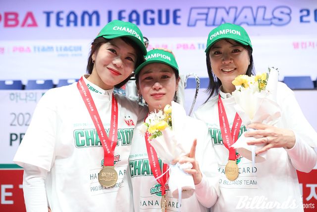 시상식 후 김가영, 김진아와 마지막 사진을 찍고 있는 사카이 아야코.