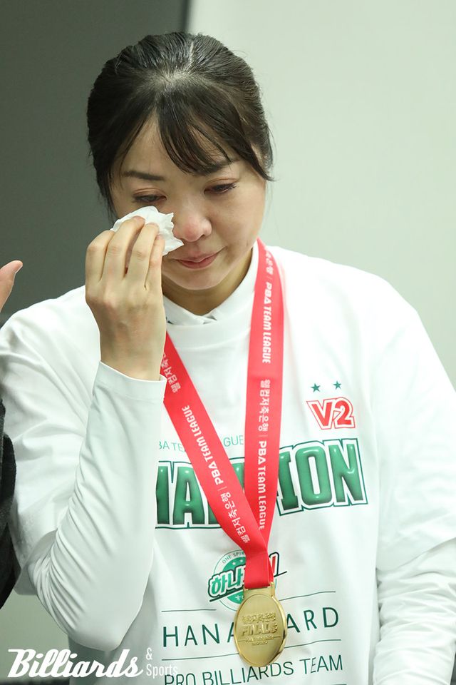 눈물로 팀원들과의 이별하고 있는 사카이 아야코.