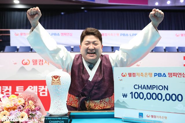 지난 시즌 웰컴저축은행 PBA 챔피언십 결승전에서 조재호를 꺾고 우승을 차지한 조건휘. 이용휘 기자.