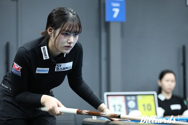 권발해는 김진아를 상대로 1점 차 역전승을 거두고 32강에 진출했다.