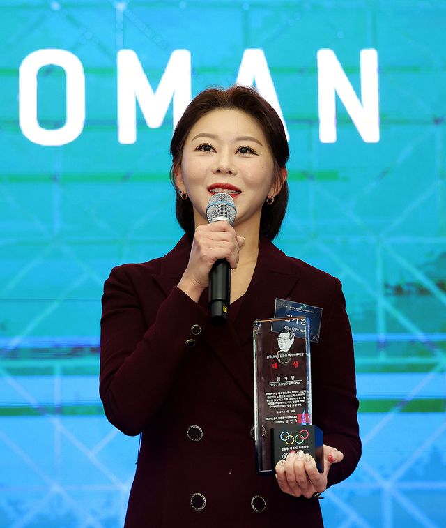 김가영(하나카드)이 26일 오후 서울 송파구 서울올림픽파크텔에서 열린 ‘제37회 윤곡 김운용 여성체육대상’ 시상식에서 대상을 수상했다.&nbsp; 사진=PBA 제공