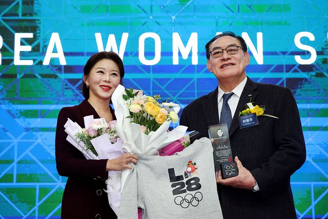 김가영이 26일 열린 '제37회 윤곡 김운용 여성체육대상'에서 대상을 수상 후 기념 사진을 찍고 있다. 오른쪽은 하형주 국민체육공단 이사장.