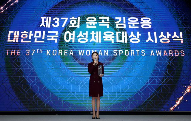 김가영이 26일 열린 '제37회 윤곡 김운용 여성체육대상'에서 대상 수상 후 소감을 전하고 있다.