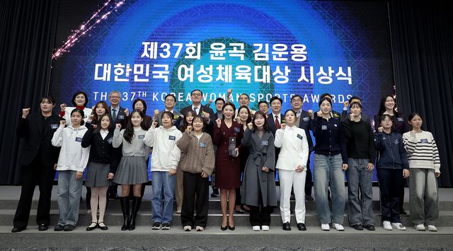 김가영이 26일 열린 '제37회 윤곡 김운용 여성체육대상' 대상 수상 후 수상자들과 함께 기념 사진을 찍고 있다.