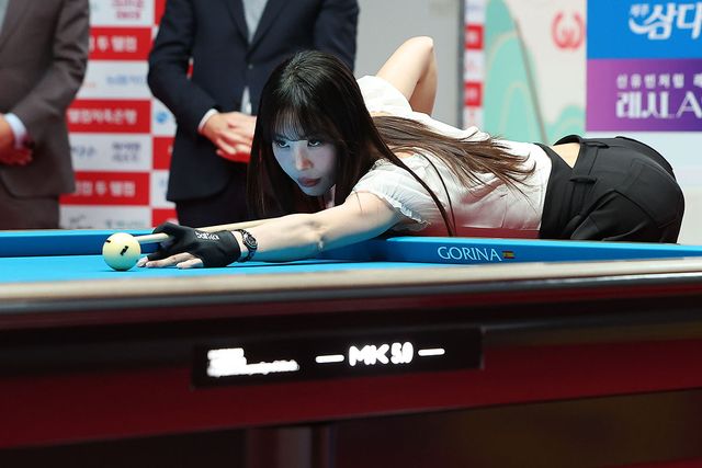 신중하게 시타에 도전하고 있는 신수지