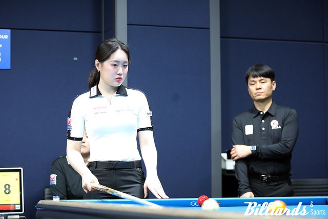 히가시우치 나쓰미와 32강 대결 중인 김보미.