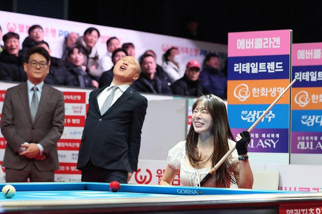 시타에 실패한 신수지가 안타까워하고 있다.