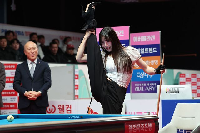 다리찢기 시타로 현장을 사로잡은 신수지. PBA 제공