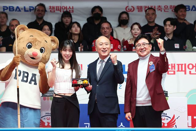 왼쪽부터 빌리베어, 신수지, 웰컴저축은행 김대웅 대표, PBA 장상진 부총재.