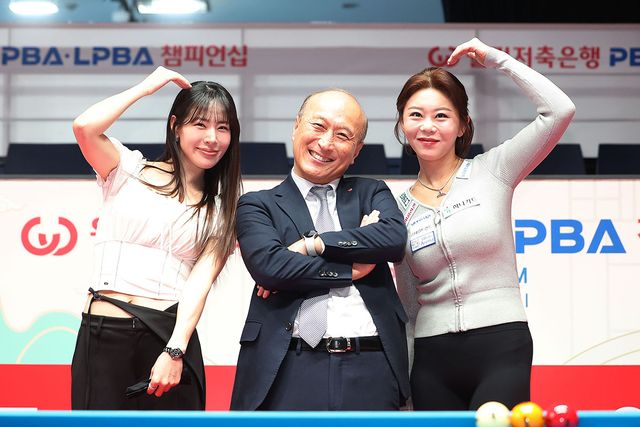 김가영의 절친으로도 알려진 신수지가 김가영과 웰컴저축은행 김대웅 대표와 기념사진을 찍고 있다.