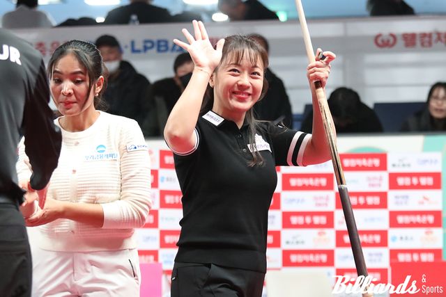 관중석의 팬들을 향해 인사하는 임경진.