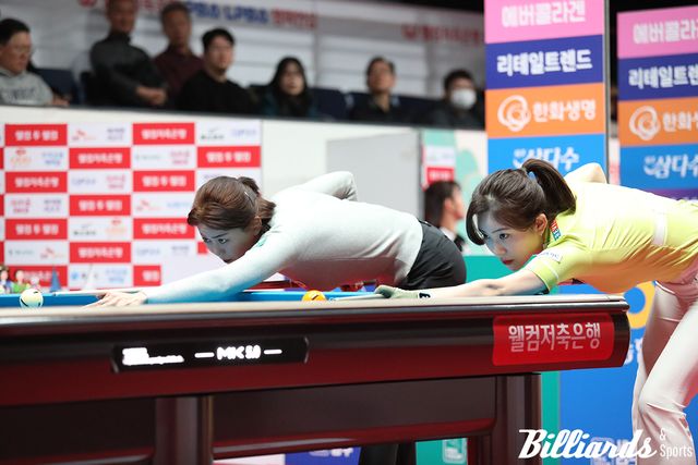 뱅킹을 하고 있는 정수빈과 김가영.