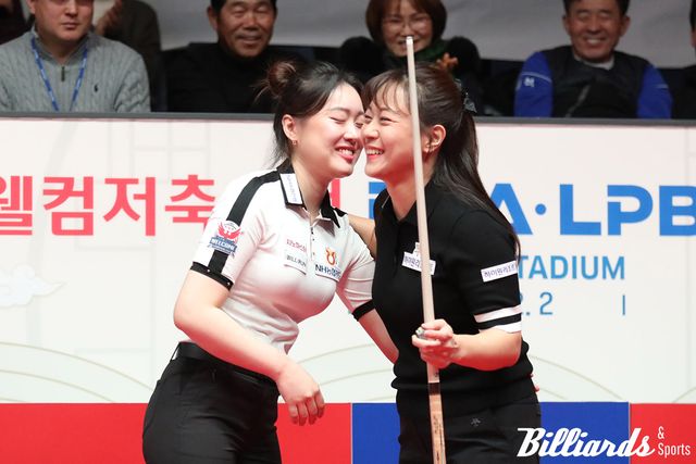 승패가 결정된 후 환한 얼굴로 인사를 나누는 김보미와 임경진.