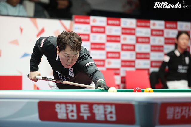 3세트에서 승리한 SK렌터카 강동궁.